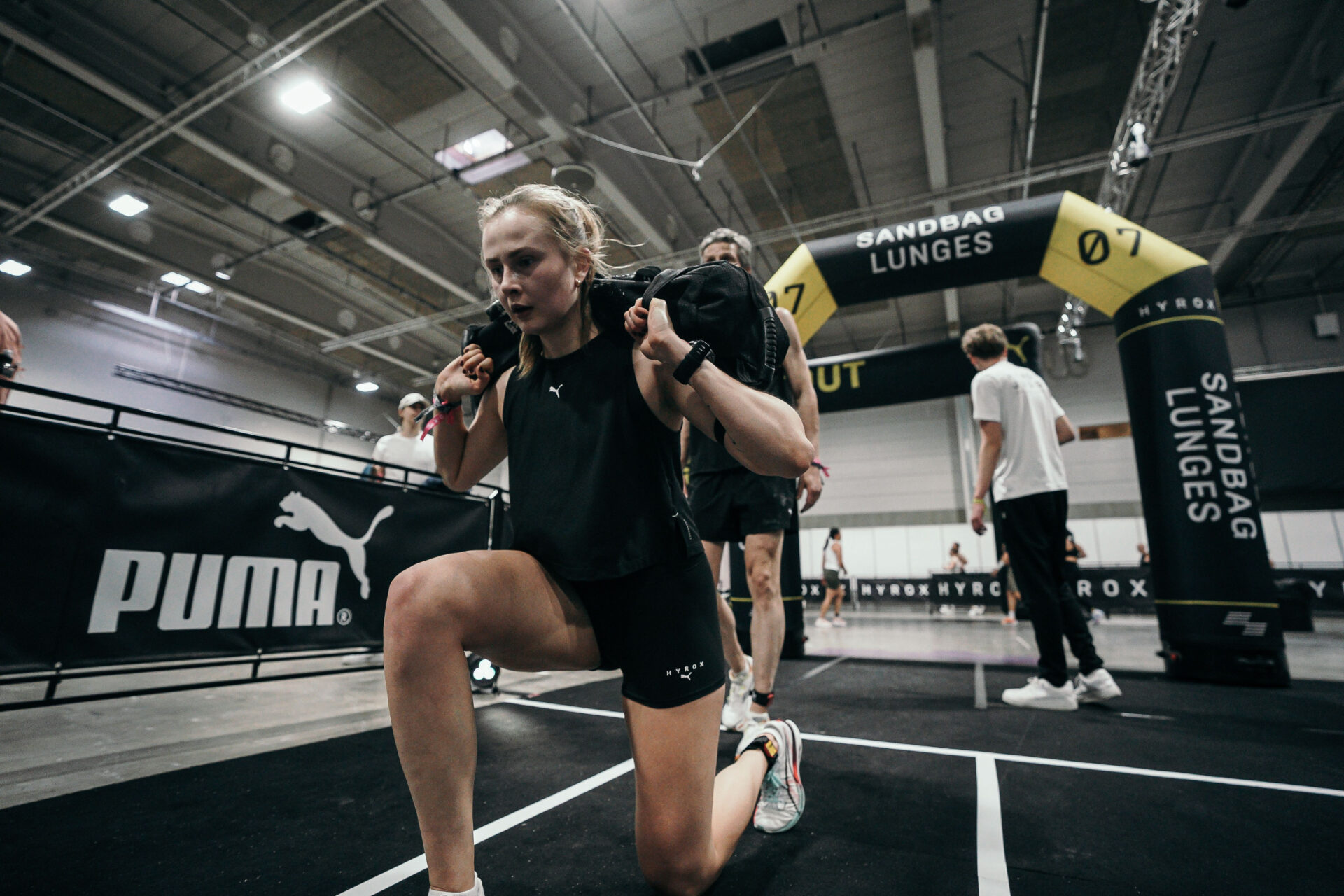 Siren Seiler-Viken performs sandbag lunges at a Hyrox competition.